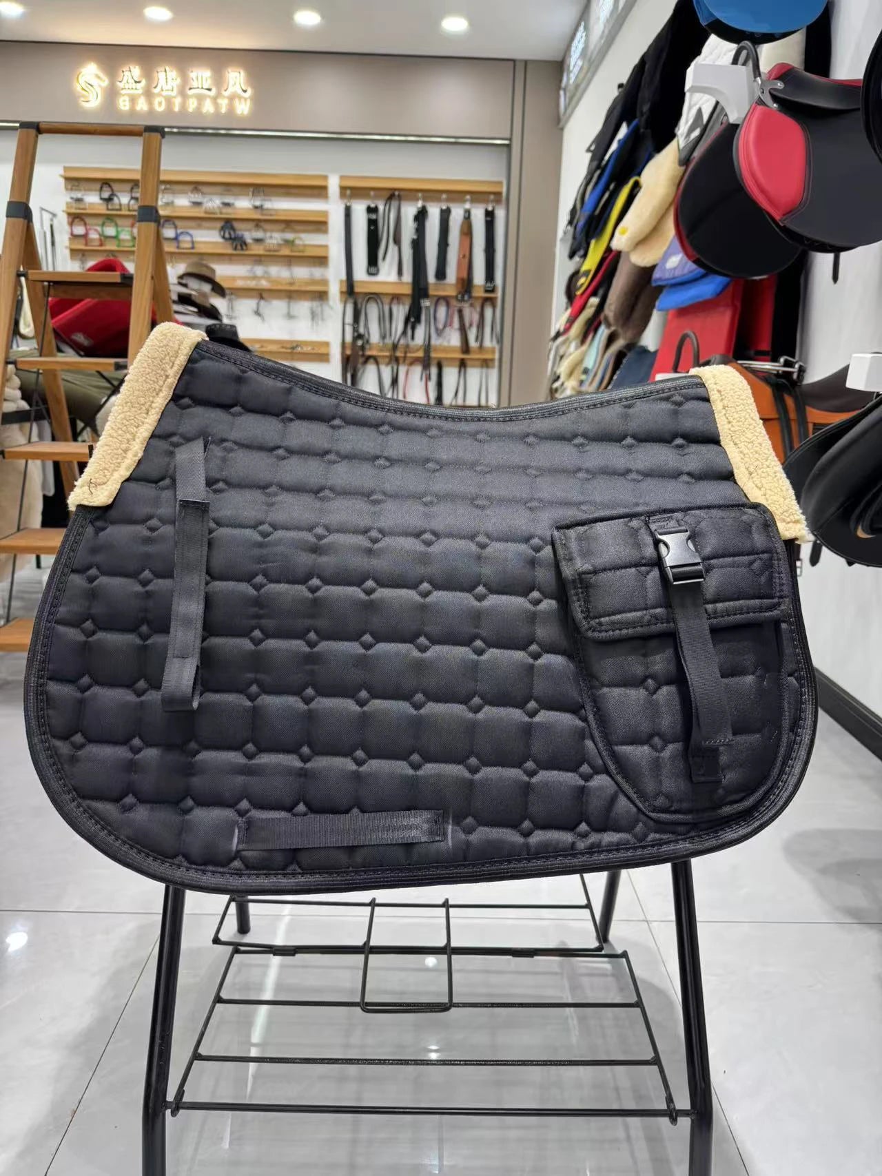 Horses absorb sweat, sweat pad, shock absorber, sweat drawer with pocket saddle pad, horse equipment.